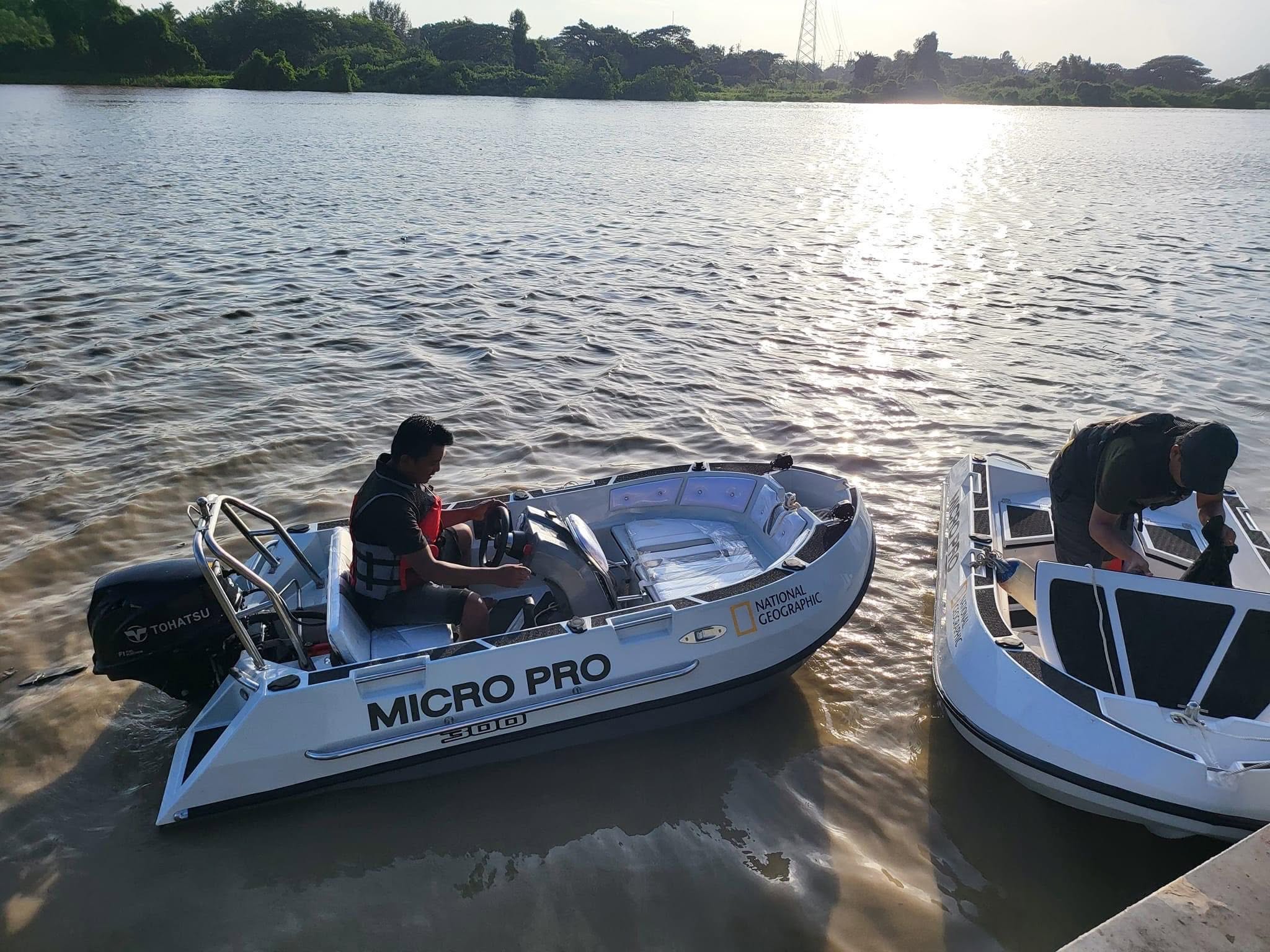 เรือ MICRO PRO 300 ขณะเตรียมใช้งานริมผืนน้ำ