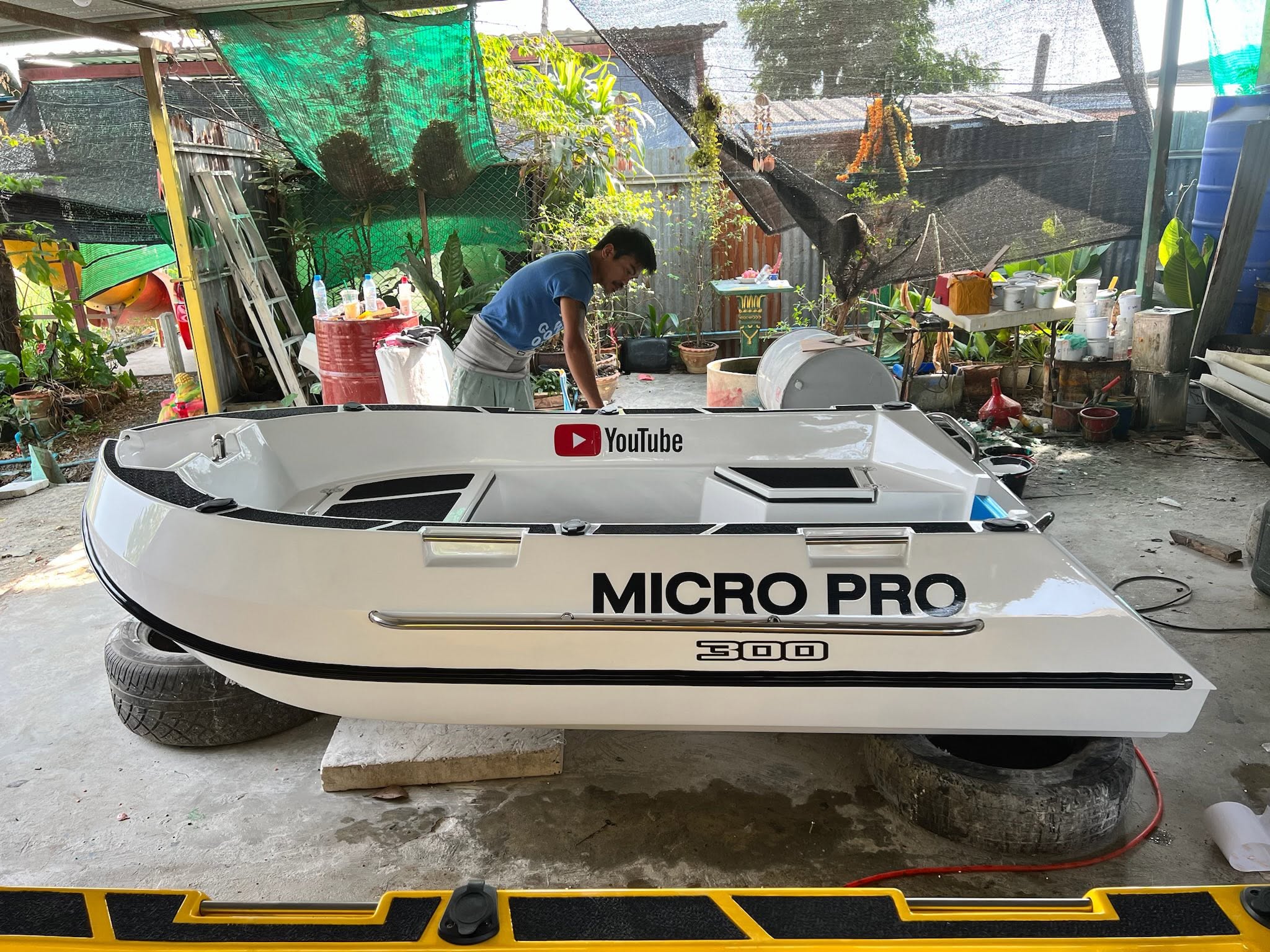 ภาพตัวเรือ Micro Pro 300 ระหว่างจัดเตรียมในพื้นที่ทำงาน